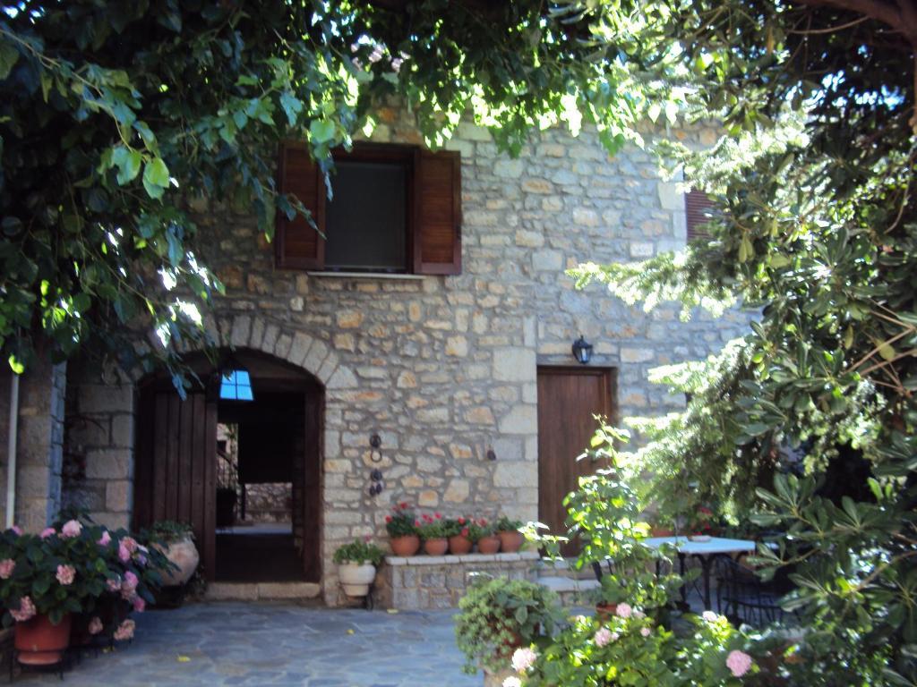 Guesthouse Karahalios Polydrossos Exterior photo